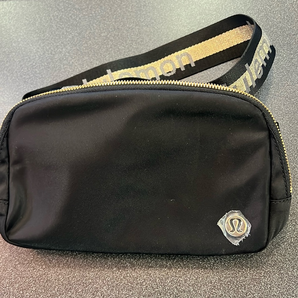 Everywhere lululemon belt bag black / gold    1L